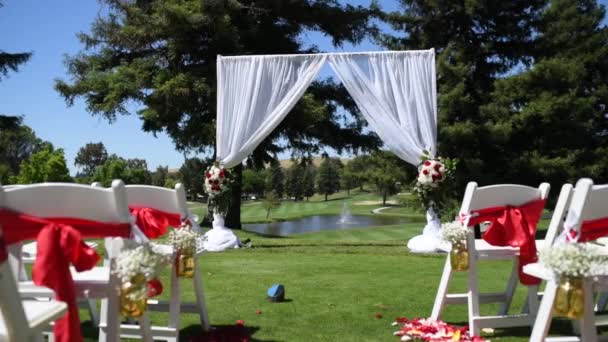 Bröllop, inredning för ceremonin på golfbanan — Stockvideo
