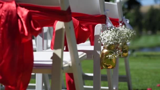 Bröllop, inredning för ceremonin på golfbanan — Stockvideo