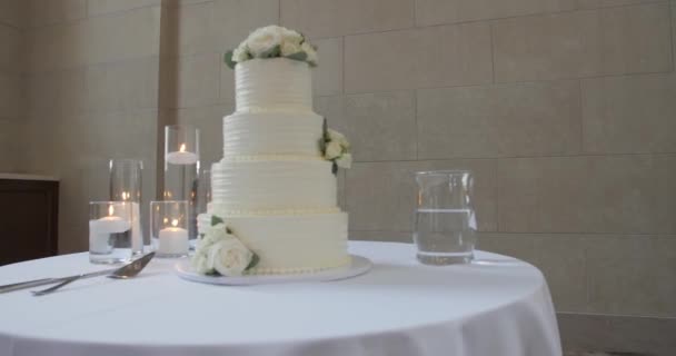 Bruiloft, mooie multi level witte taart — Stockvideo