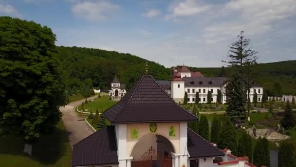 Luftaufnahme der Univ Holy Dormition Lavra, ukrainisch-griechisch-katholische Kirche — Stockvideo
