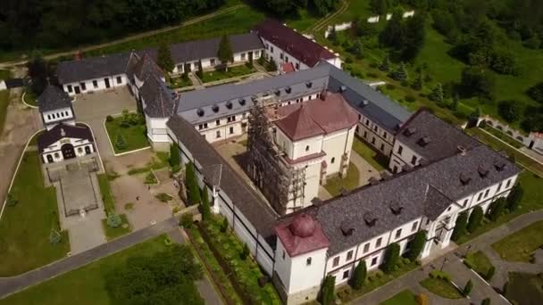 Luftaufnahme der Univ Holy Dormition Lavra, ukrainisch-griechisch-katholische Kirche — Stockvideo