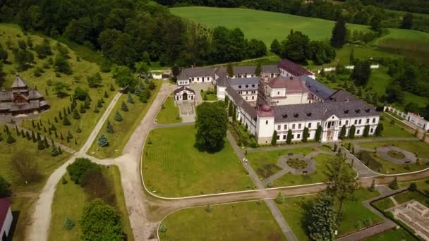 Luftaufnahme der Univ Holy Dormition Lavra, ukrainisch-griechisch-katholische Kirche — Stockvideo