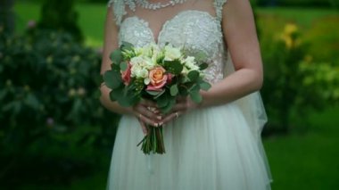 Yavaşça, yaklaş, gelin elinde bir buket tutuyor.