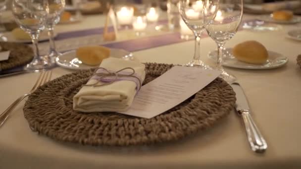 레스토랑에서 열리는 결혼식에 참석 한 테이블 뜨개질 — 비디오