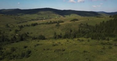 Hava, Karpatlar dağları. Yağmur bulutlu mavi Ukrayna gökyüzü