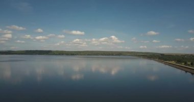 Mavi gökyüzü ve beyaz bulutlar şehri Burshtyn, Ukrayna 'da bir gölün havadan çekilmiş fotoğrafı.