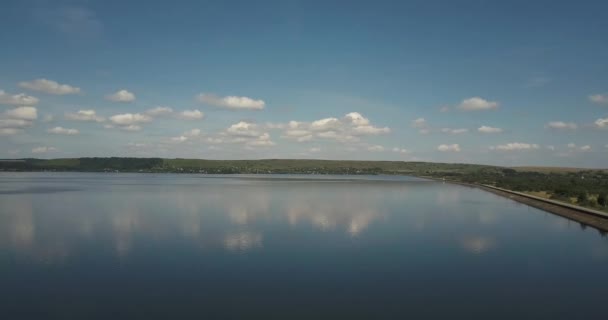 Photographie aérienne d'un lac sur fond de ciel bleu et de nuages blancs ville de Burshtyn, Ukraine — Video