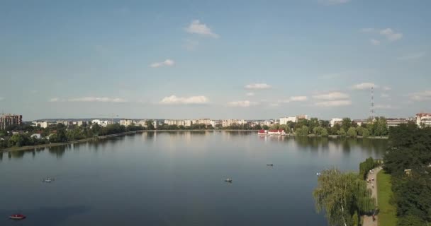 Letecký pohled na jezero Ivano - město Frankivsk — Stock video