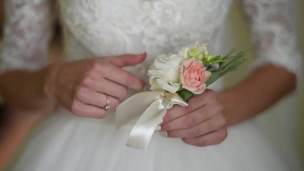 Γαμήλια ανθοδέσμη, νύφες χέρια, βέρες — Αρχείο Βίντεο