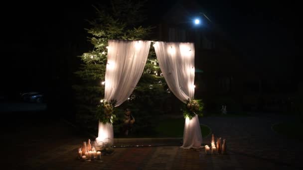 Díszítés egy éjszakai esküvői szertartáshoz, sok gyertya. — Stock videók