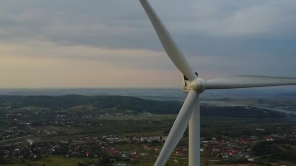 카르파티아 산맥에 있는 풍력 터빈 집합체를 공중에서 내려다본 모습 — 비디오