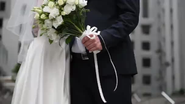 Esküvői csokor, menyasszonyi kéz, jegygyűrű — Stock videók