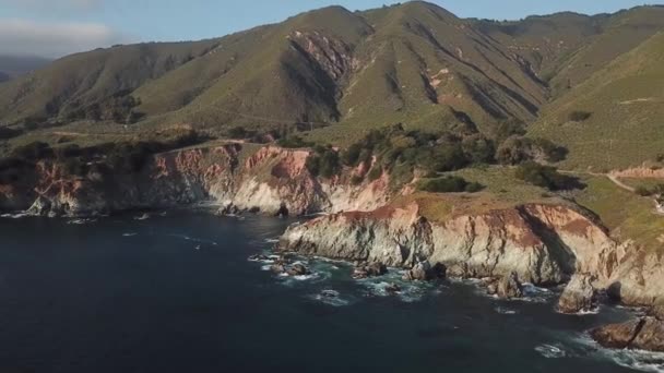 Антенна, горы на берегу океана — стоковое видео