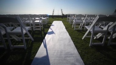 Çiçek süsleme, açık havada düğün, düğün dekorasyonu. Düğün töreni.