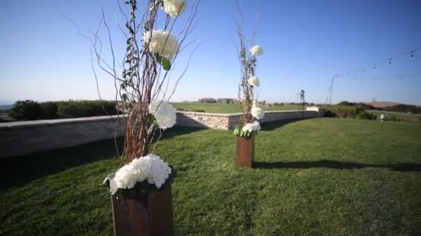 Decoración de la flor, boda al aire libre, boda decoration.Wedding ceremonia — Vídeos de Stock