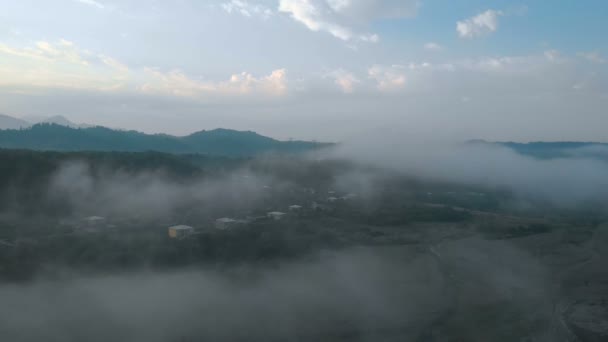 Vue aérienne cinématographique des villages de campagne et des montagnes du Caucase pendant la matinée brumeuse d'été au lever du soleil dans une nature sauvage. Drone volant à travers les nuages et le brouillard. La Géorgie. Mestia. Montagnes du Caucase — Video