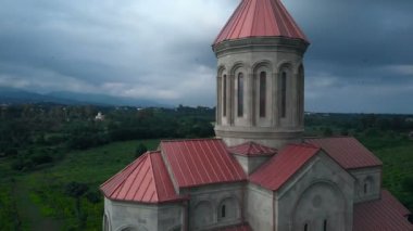 4 k hava Stok görüntüleri tarihi katedral, kilise akşam Guria bölgesindeki, Georgia ağır mavi gökyüzü altında