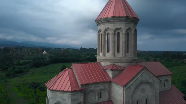 4 k εναέρια πλάνα Χρηματιστήριο του ιστορικό καθεδρικό ναό, εκκλησία βράδυ κάτω από μπλε βαρύ ουρανό στην περιοχή Γκουρία, γεωργία — Αρχείο Βίντεο