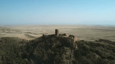 4 k hava video Antik Sur, Gürcistan ve Azerbaycan sınırında olduğunu. Kumlu bir vadinin güzel manzara. David Gareji Manastırı karmaşık parçası