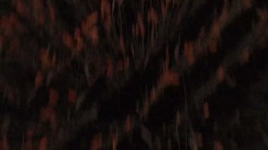 Havadan video. Altın ışık günbatımında pastoral Kafkas doğasında engin sarı buğday tarlası üzerinde yakın uçan. Kırsal kırsal da ufuk arkasında batan büyük ateşli güneş