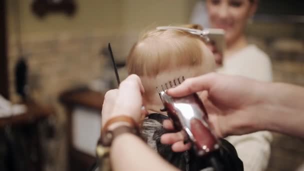 Kleiner Junge Hatte Eine Frisur Im Friseurladen Stock Footage Videos C Utlanovd Depositphotos