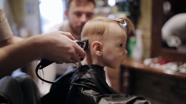 Baby first hair cut time in a hairdressing salon — Stock Footage Baby first hair cut time in a hairdressing salon Stock Footage