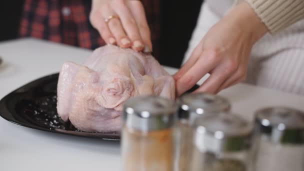 Proces přípravy pečené kuře marinované v koření a domácí sestávající
