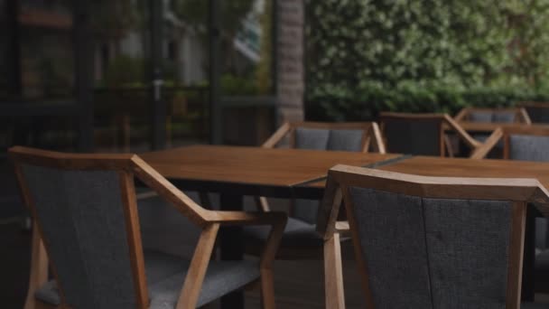 Empty wooden chairs in a cafe outdoors — Stock Footage Empty wooden chairs in a cafe outdoors Stock Video