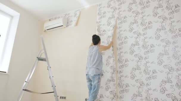 The process of removing old Wallpaper from the walls in the room during repairs in the apartment. — Stock Footage The process of removing old Wallpaper from the walls in the room during repairs in the apartment. Stock Footage