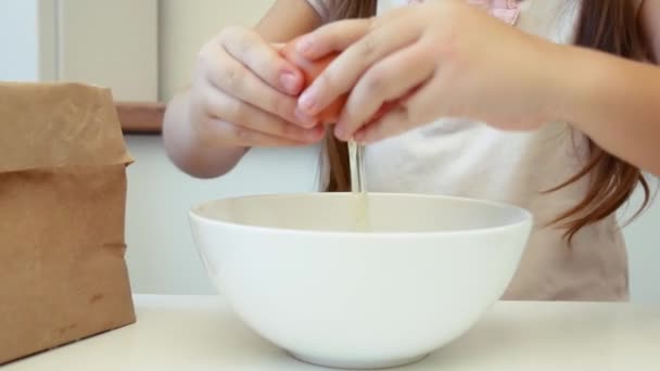 Niña aprende a cocinar en la cocina — Vídeo de stock