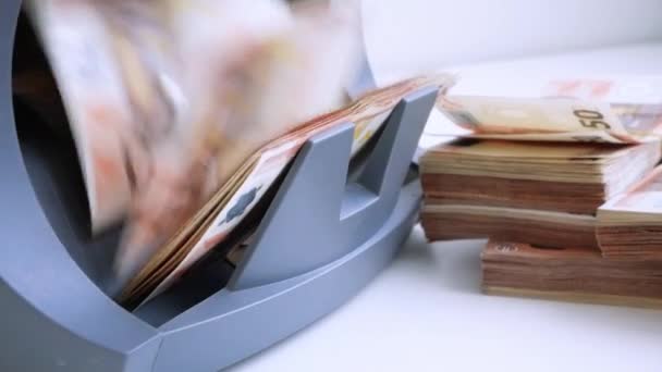 Licznik pieniądza gotówkowego i detektor banknotów do liczenia nut i oznaczania fałszywych 50 i 20 euro — Wideo stockowe