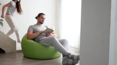 Mutlu baba ve küçük kızı evde, yakın çekim oynamak