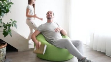 Mutlu baba ve küçük kızı evde, yakın çekim oynamak