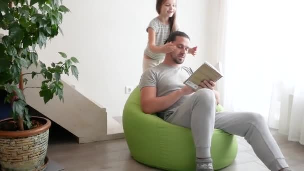 Счастливый отец и его маленькая дочь играют дома, крупным планом — стоковое видео