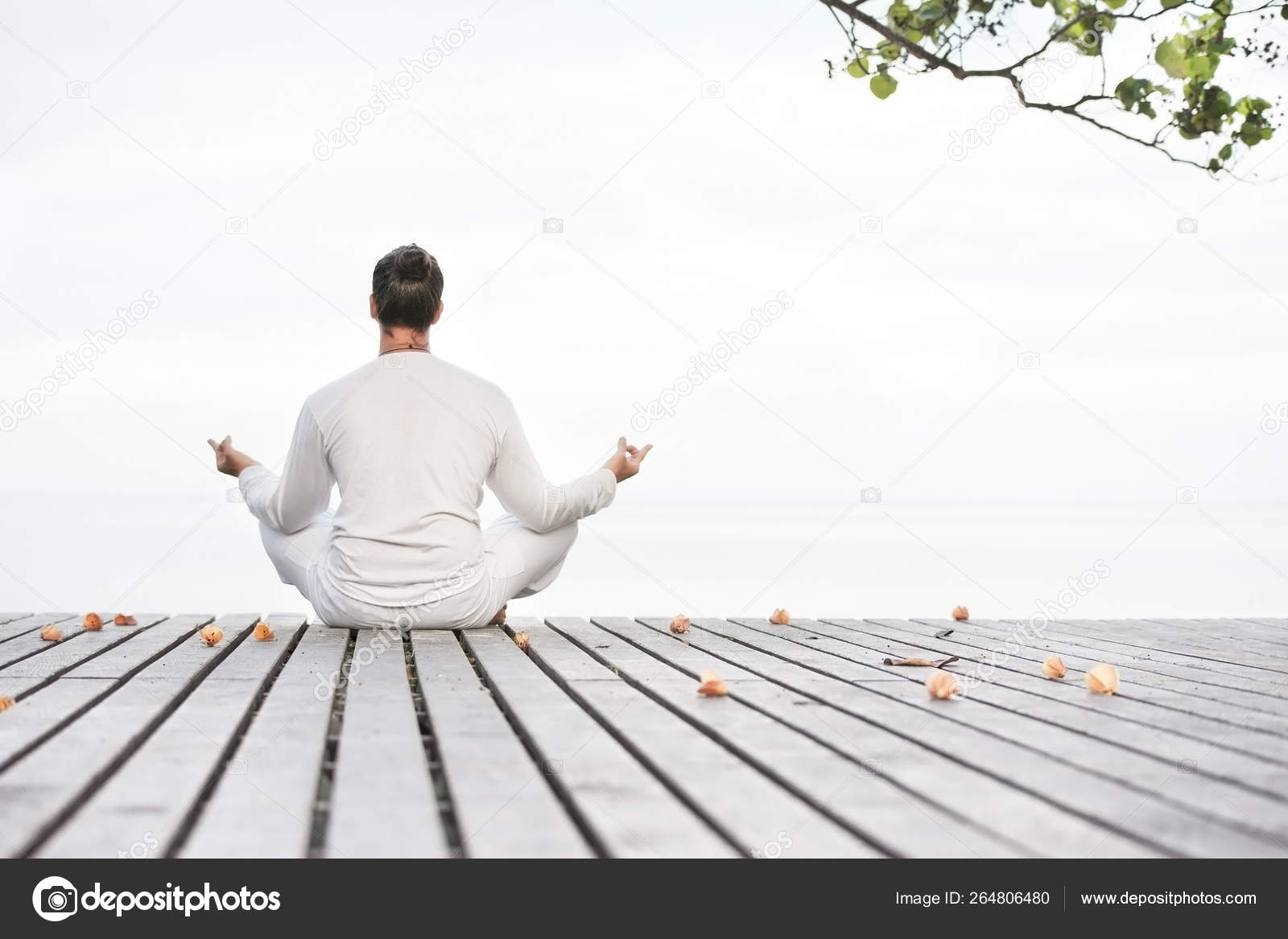 Homem de roupas brancas meditando ioga no cais de madeira — Foto © Jyliana  #264806480, image size:1600x1167