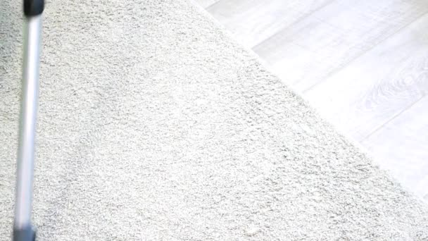 Hombre limpieza alfombra en casa con aspiradora — Vídeo de stock