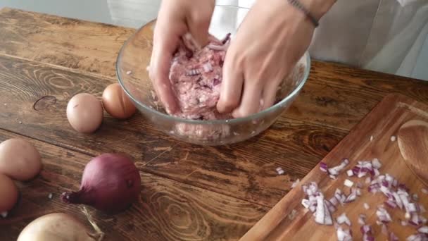 Recheio de carne para costeletas ou almôndegas em aço inoxidável. Cozinheiro mistura picada à mão. O conceito: comida, culinária, hambúrgueres . — Vídeo de Stock