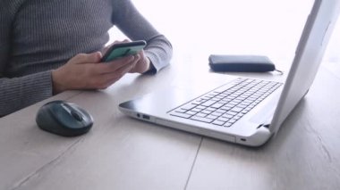 İnternetten kredi kartıyla ödeme, alışveriş. İnternet üzerinden alışveriş yaparken kredi kartı kullanan bir erkek. Bilgisayar klavyesi. İşadamı elektronik ödeme yapmış..