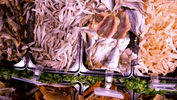 Traditionelles Geschäft, das trockene Meeresfrüchte verkauft — Stockvideo
