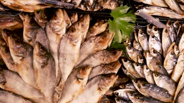 市場で販売されている乾燥魚の切り身のクローズショット. — ストック動画