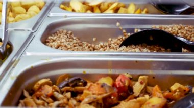 Dükkan da pişmiş sokak yemekleri. Kebaplar, ızgara mantarlar, sebzeler, salatalar. Cook Mağaza Market lezzetli gıda hazırlama.