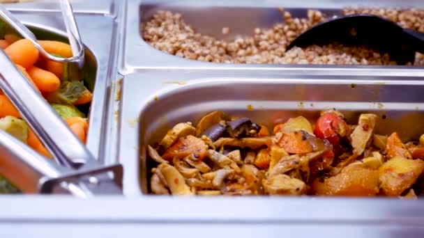 Comida de rua cozida no balcão da loja. Kebabs, cogumelos grelhados, legumes, saladas. Cozinhe Preparando Deliciosos Alimentos no Mercado de Loja . — Vídeo de Stock