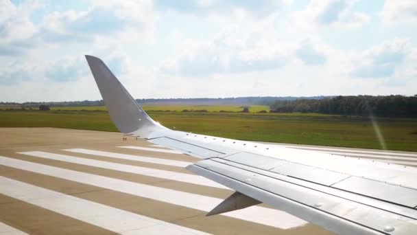 Avión despegando desde el aeropuerto, Vista a través de una ventana de avión — Vídeos de Stock