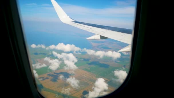 Avión despegando desde el aeropuerto, Vista a través de una ventana de avión — Vídeos de Stock