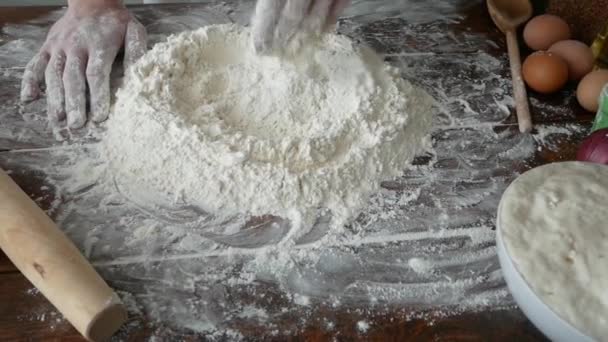 Руки чоловіка замішують тісто для домашньої випічки шеф-кухаря, випічки. Бейкер замішує тісто в борошні на столі. пшеничний домашній хліб . — стокове відео