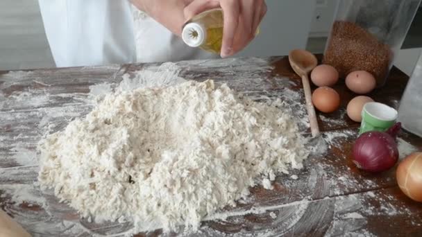Tangan Mans knead adonan untuk rumah memanggang koki, kue. Masak menambahkan susu dan mentega ke dalam tepung Roti Buatan sendiri. — Stok Video