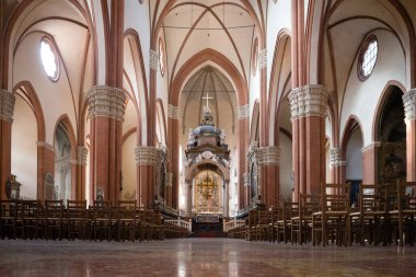 BOLOGNA, ITALY - 23 AUG 2025: Tarihi şehir merkezi Bologna 'daki Piazza Maggiore' da San Petronio Bazilikasının İçi