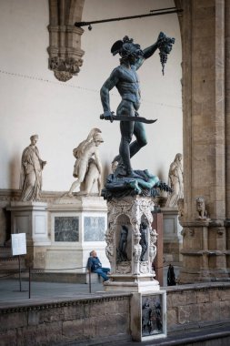 FLORENCE, ITALY - 26 AUG 2025: İtalya Piazza della Signoria 'da Benvenuto Cellini' nin Medusa 'nın başıyla birlikte 