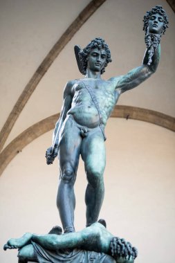 FLORENCE, ITALY - 26 AUG 2025: İtalya Piazza della Signoria 'da Benvenuto Cellini' nin Medusa 'nın başıyla birlikte 