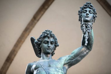 FLORENCE, ITALY - 26 AUG 2025: İtalya Piazza della Signoria 'da Benvenuto Cellini' nin Medusa 'nın başıyla birlikte 